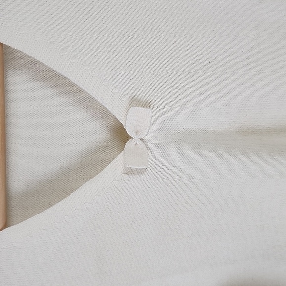 Ann Taylor 100% cashmere cream vneck sweater with bow Size Medium FLAWS - Picture 2 of 11